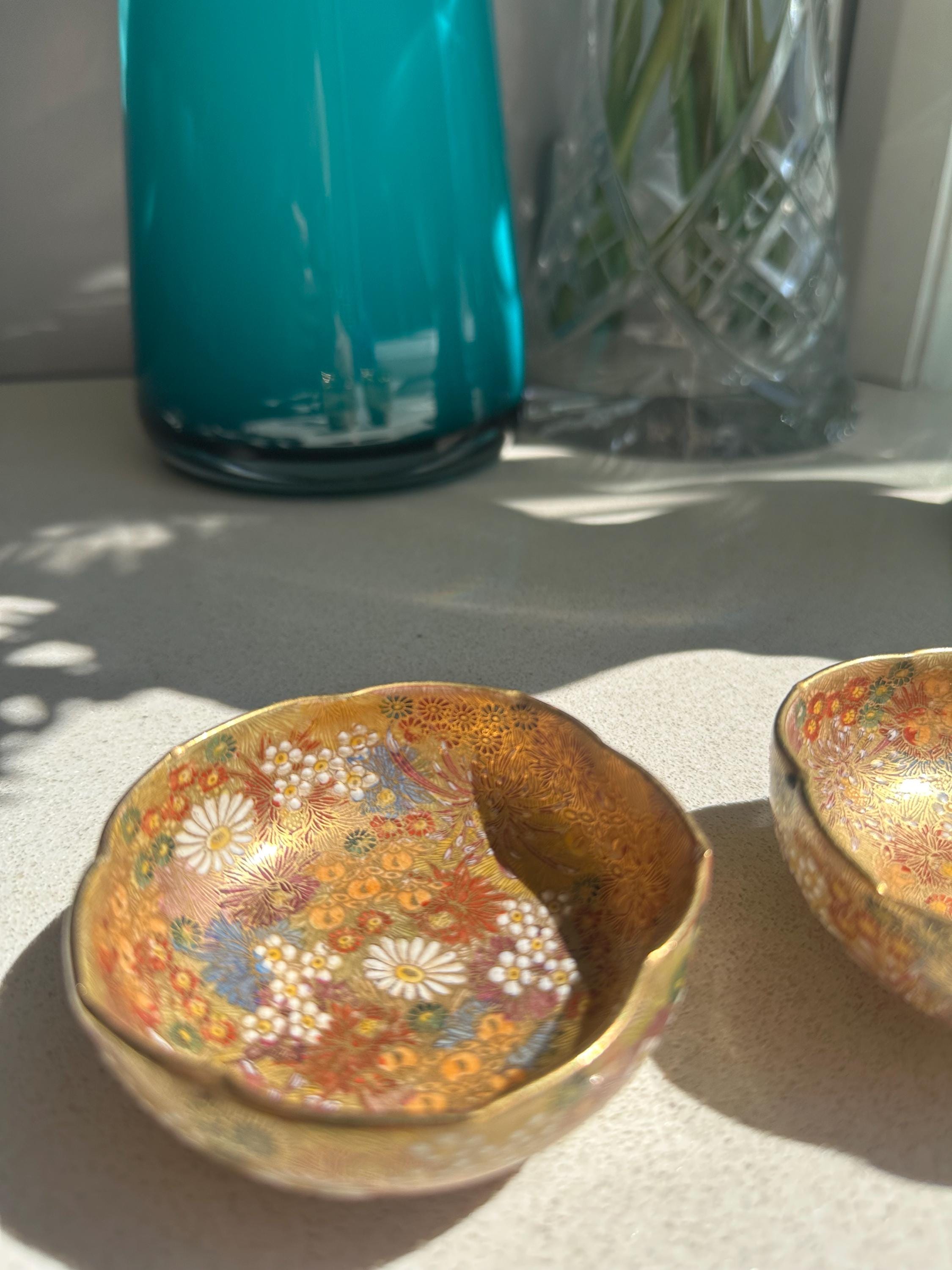 京都薩摩焼の花詰鉢一対。作者の署名入り、手描きの金彩千花文様装飾
