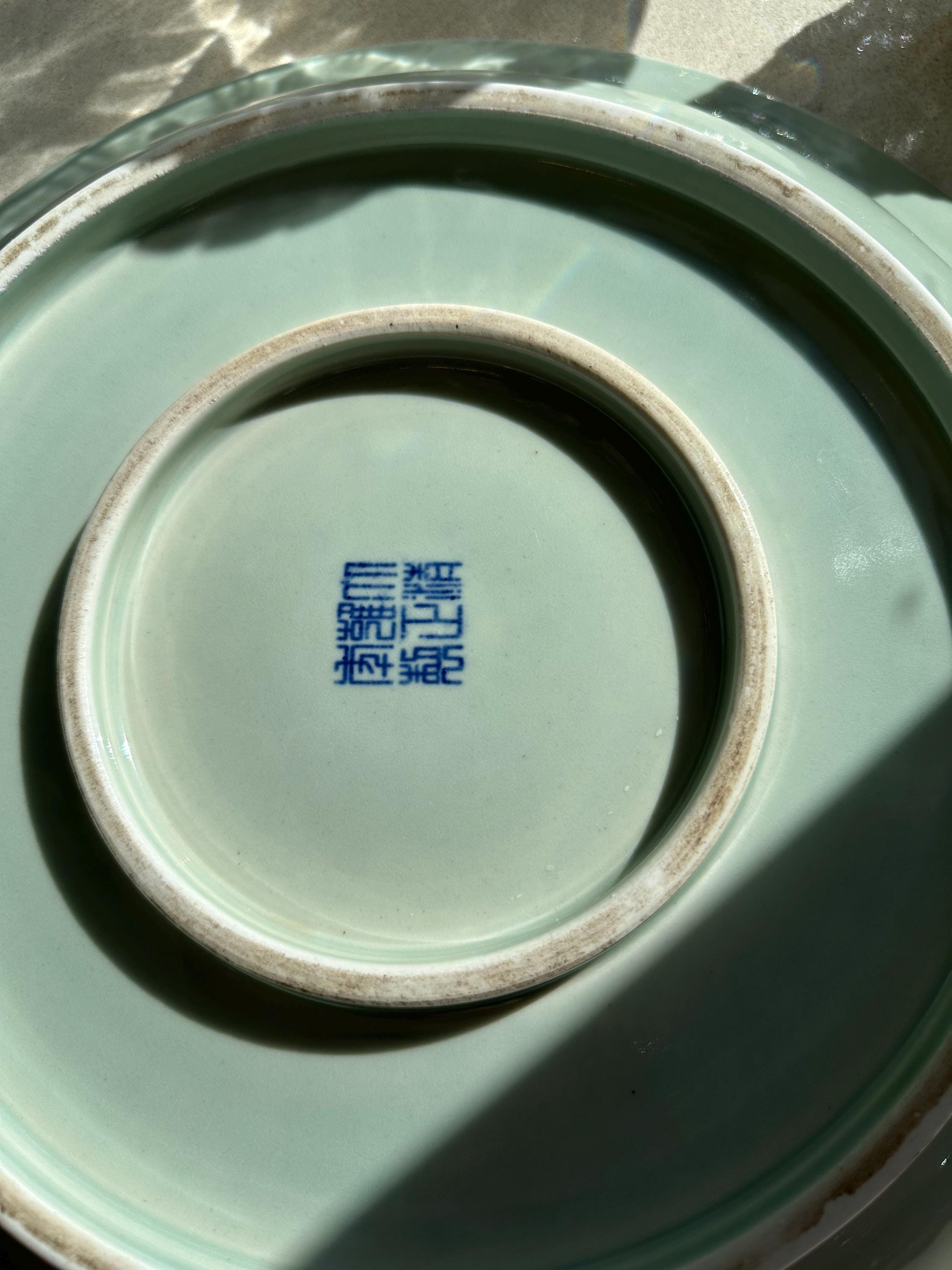 中国青磁大皿 中国青磁大皿 – 龍文、手彩釉、40cm、龍泉様式、6文字の刻印入り