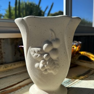 Weiße Mid Century Raynham Keramik Vase | Australische Keramik | Strukturierte gesprenkelte Mattglasur | Reliefobst | Vintage 1950-60er Jahre Dekor