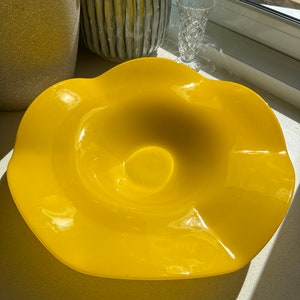 Gelbe runde Sonnenblumenglasschale, handgefertigtes mundgeblasenes Glas - atemberaubende goldene Farbe Perfekte Obstschale oder Herzstück, Blütenblattblätter