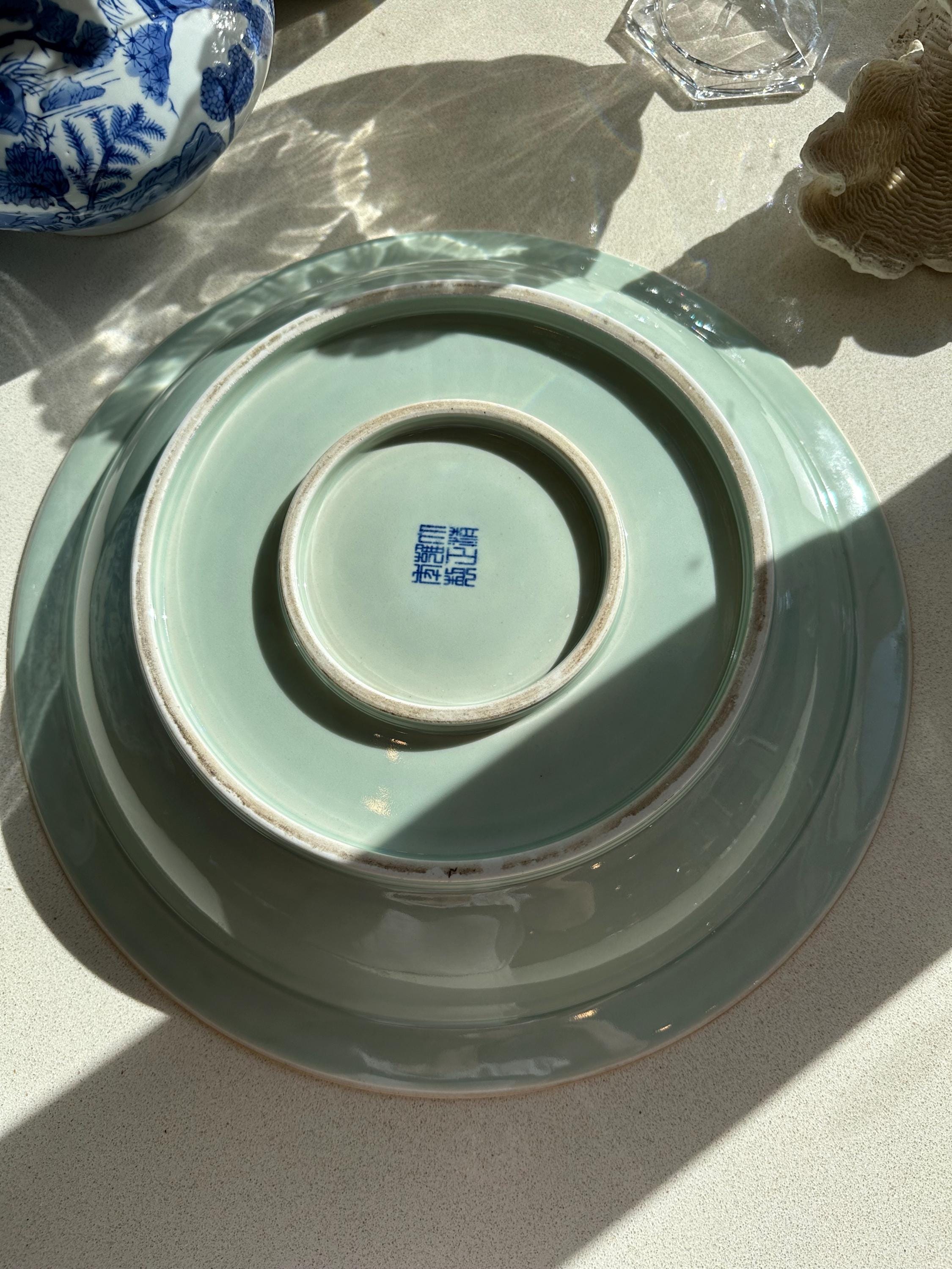中国青磁大皿 – 龍文、手彩釉、40cm、龍泉様式、6文字の刻印入り
