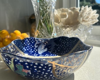 ピンクの花と金色の縁取りが施された青い磁器のボウル - Etsy 日本