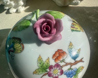 Caja de baratijas de porcelana pintada a mano Herend Hungary con tapa / Rosa rosa mariposa dorada floral / Reina Victoria / Plato para joyas de 8,5 cm de ancho