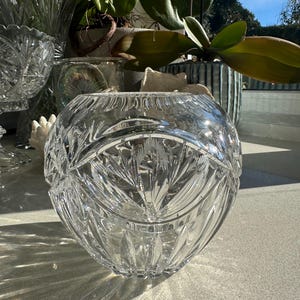 CRYSTAL ROSE VASE - Kristall Blumenvase, tief gemustertes Kristall und ausgebogten Rand