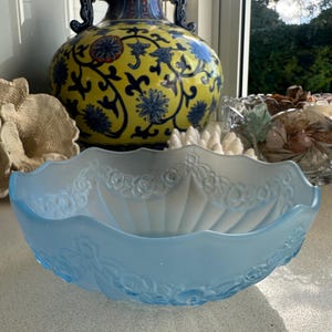 Blaue mattierte Glasrunde Schüssel | Hübsches Rosendesign aus schönem blauem Glas | Vintage Mid Century