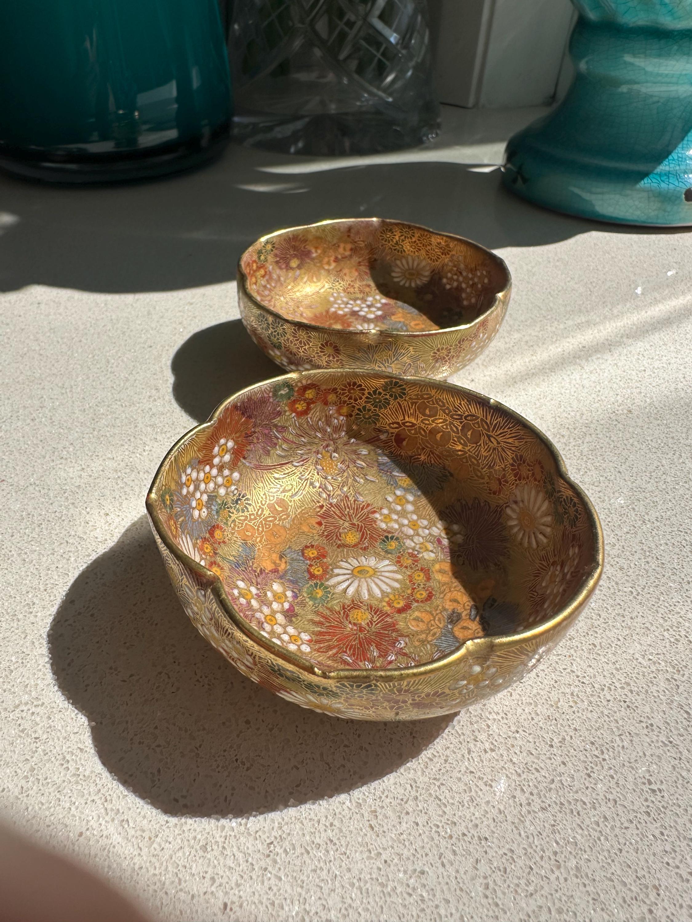 京都薩摩焼の花詰鉢一対。作者の署名入り、手描きの金彩千花文様装飾