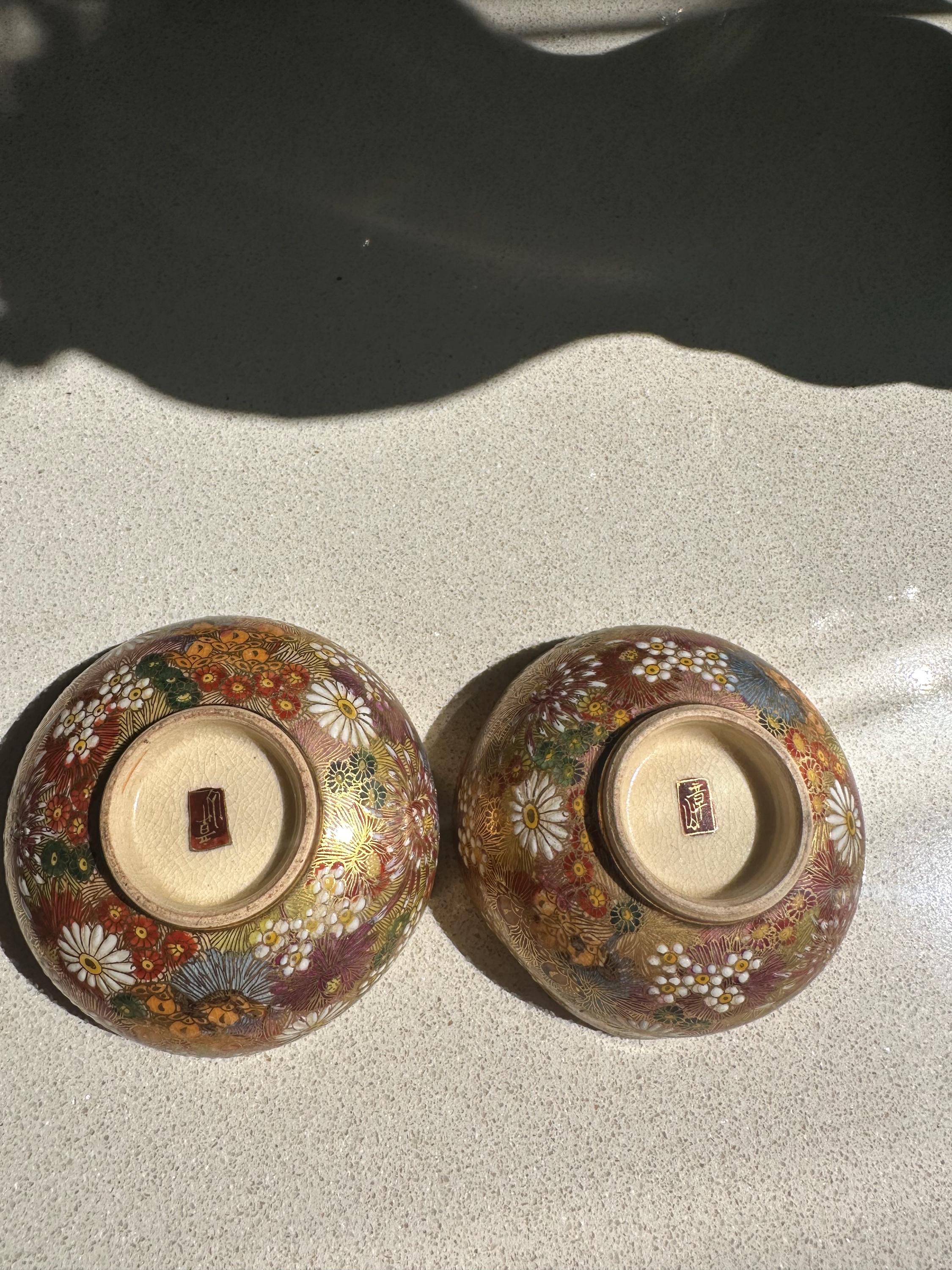 京都薩摩焼の花詰鉢一対。作者の署名入り、手描きの金彩千花文様装飾
