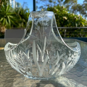 Vintage Kristallkorbvase: Handgeschliffenes Blumengesteck