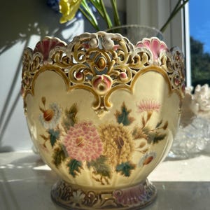 Antik Zsolnay Art Nouveau Jardiniere Planter Pot: Handmålad blommig keramisk kruka | Nätformad design 22 cm hög - Cirka 1890-1910