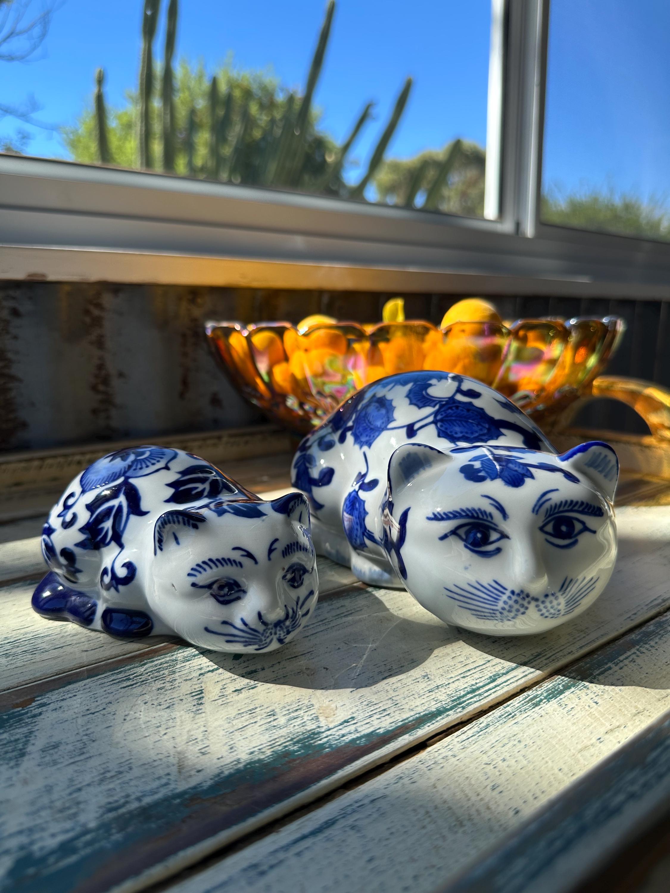 Chinoiserie Cat Figurines - A Pair of Blue White Chinoiserie Chinese Porcelain Cats