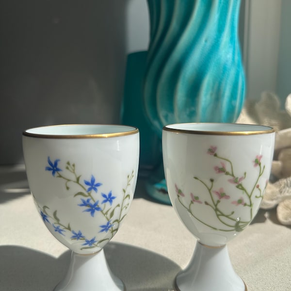 Coppia di tazze con piedistallo in porcellana Fukagawa – Dipinte a mano, rifiniture in oro, firmate "J. Kimijima" – Porcellana giapponese pregiata d'epoca, circa anni '50-'70