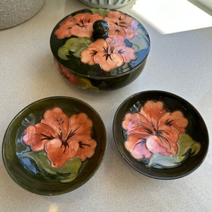 Genuine Moorcroft Bowl Set, Green and Coral Hibiscus Bowl with Lid and 2 Matching Bowls - Hibiscus Pattern, Made in England Circ 1953 – 1978