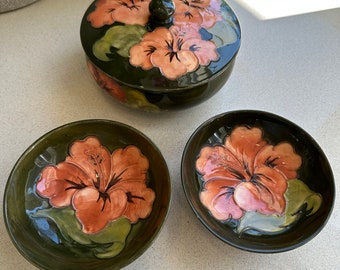 ヴィンテージのムーアクロフト ハイビスカス花瓶：ミッドセンチュリー