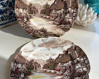 Platos vintage Johnson Bros “Olde English Countryside” – Juego de 2 – 23 cm – Borde festoneado – Decoración en loza marrón con escena campestre