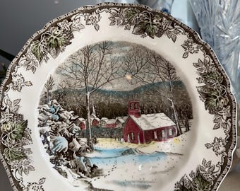 Plato antiguo Johnson Bros “The Friendly Village – School House” – Inglaterra – Loza decorada con borde festoneado – 23 cm