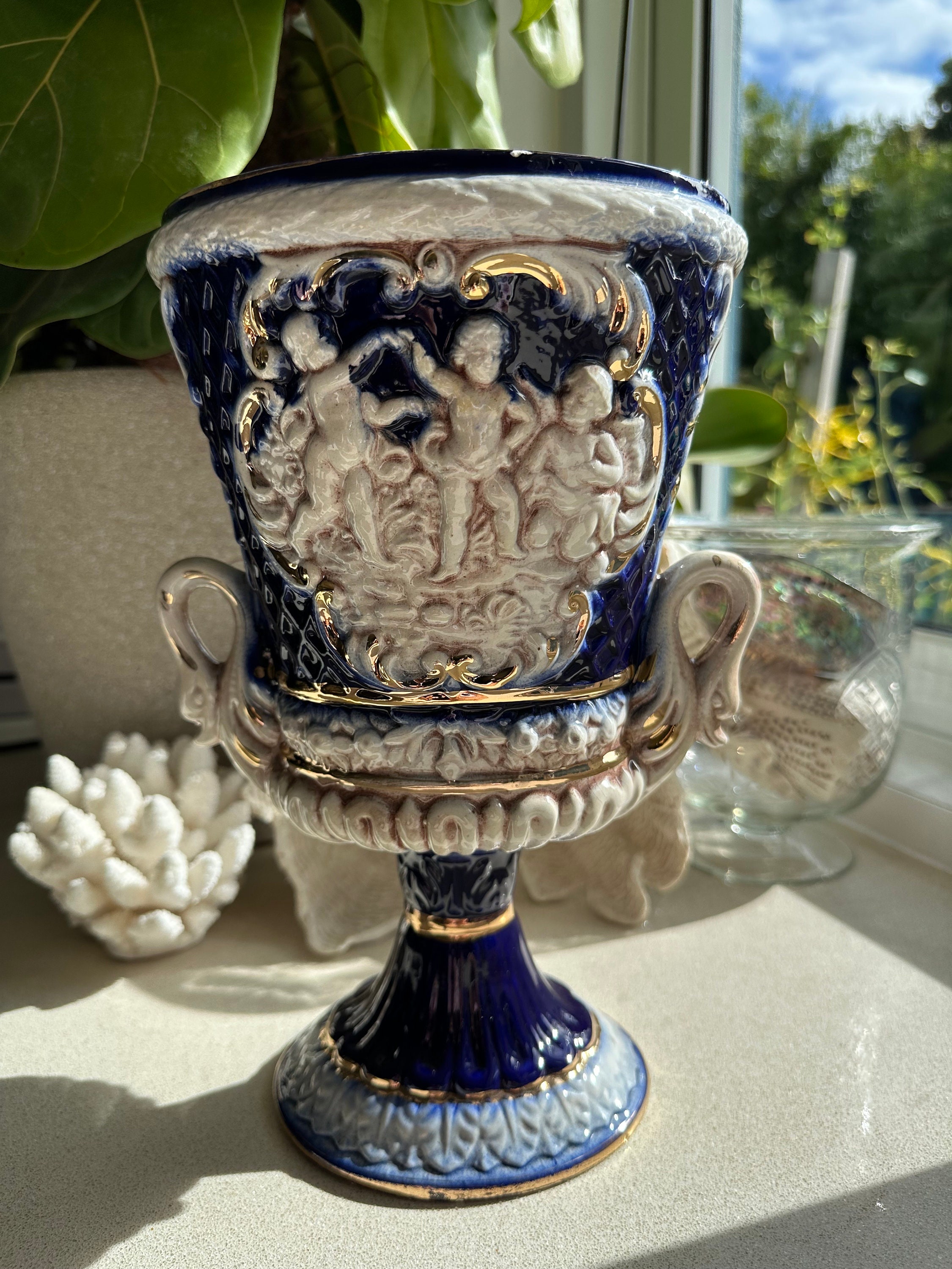イタリアの天使の装飾花瓶 - 華やかな金色とコバルトブルーの