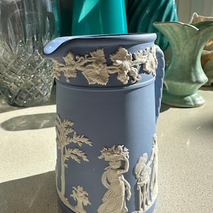 Middeleeuwse wedgwood-blauwe creamerkan van jaspergoed – Engelse porseleinen kan uit 1953 met witte reliëfcamee