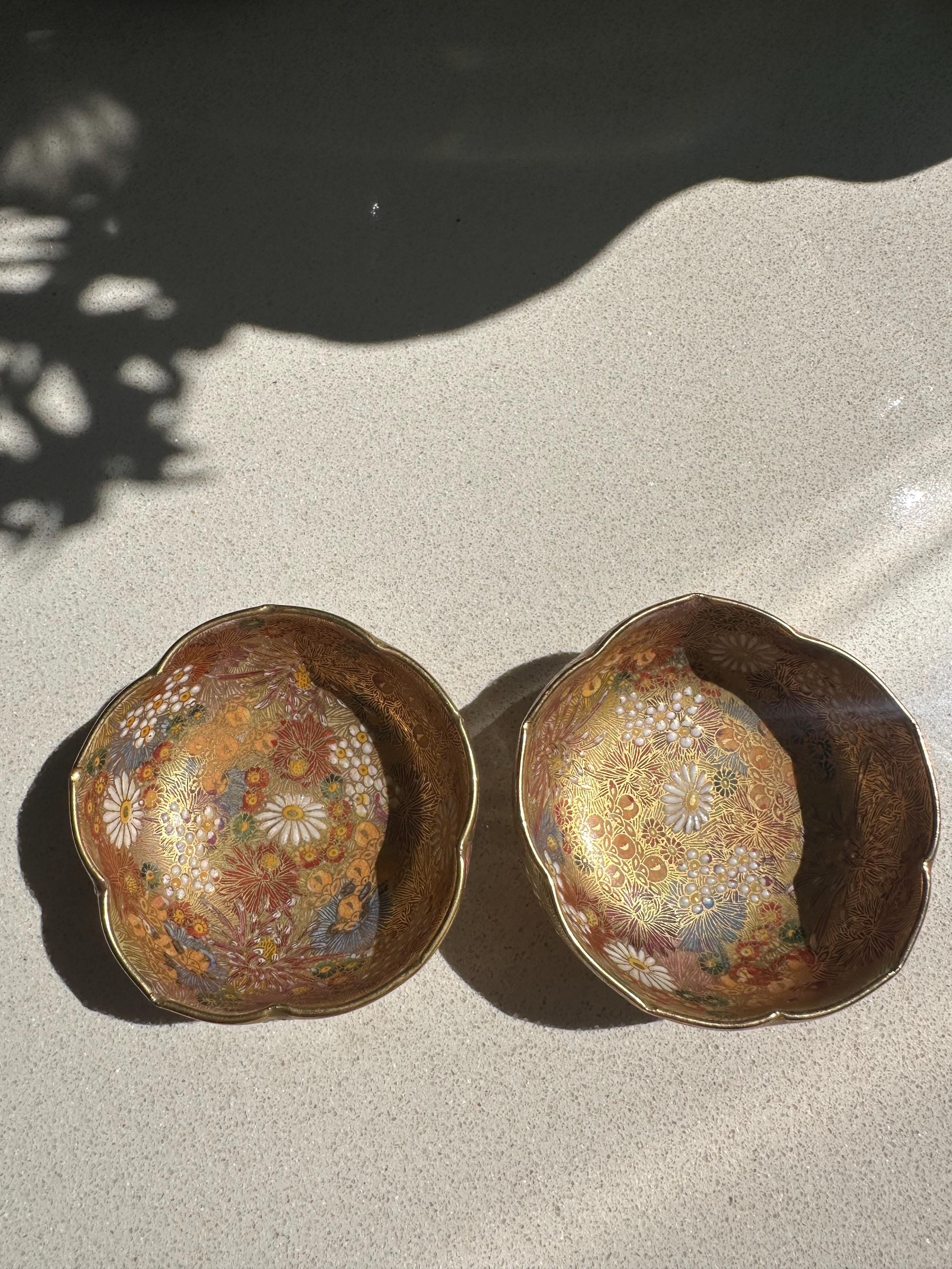 京都薩摩焼の花詰鉢一対。作者の署名入り、手描きの金彩千花文様装飾