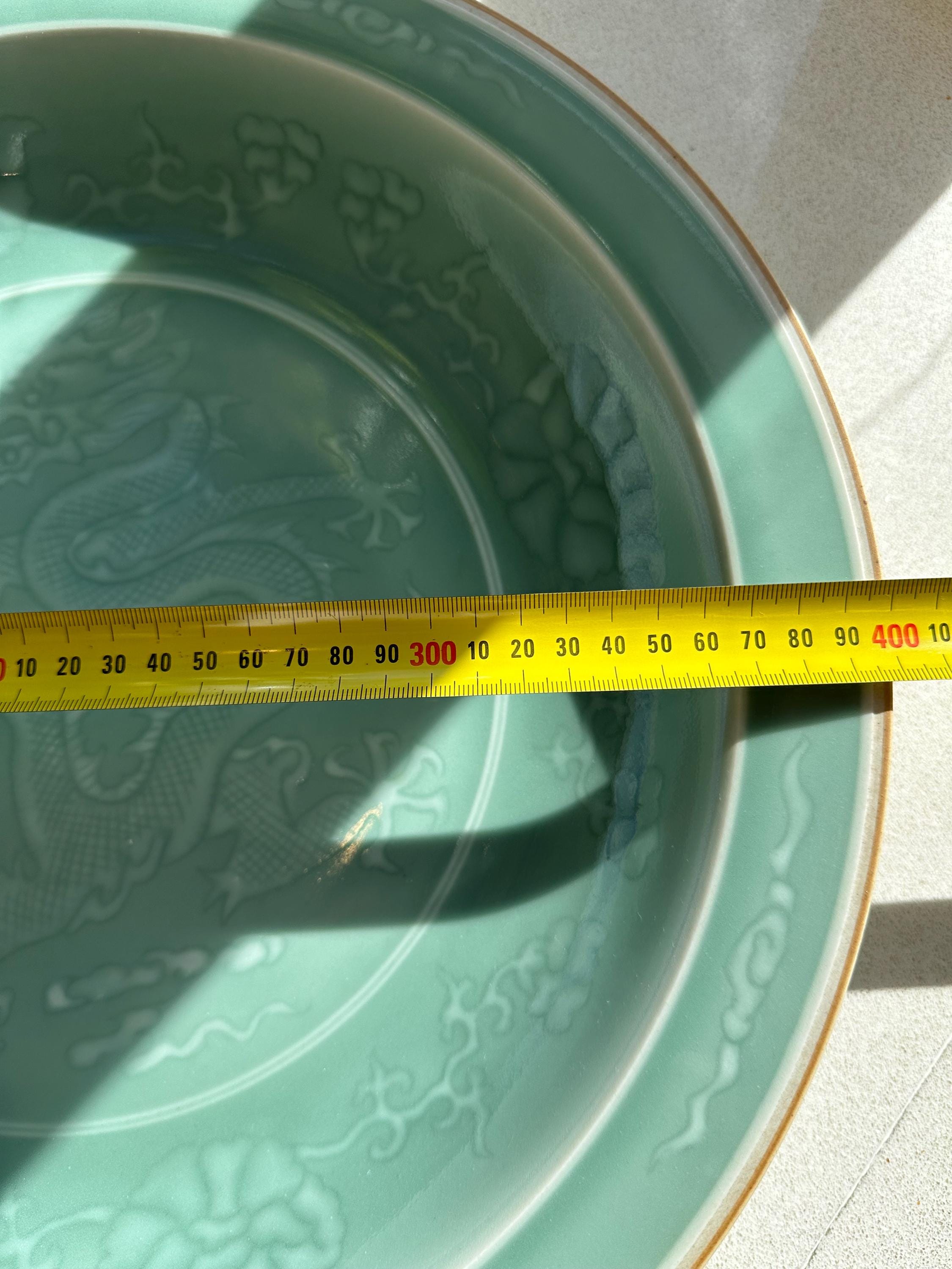 中国青磁大皿 中国青磁大皿 – 龍文、手彩釉、40cm、龍泉様式、6文字の刻印入り