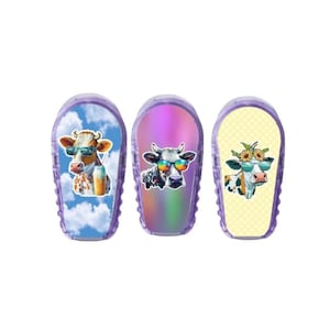 Könnte beinhalten: Drei violette und weiße Insulinpumpenhüllen mit Kuhmotiven. Die erste Hülle hat einen blauen Himmelhintergrund mit Wolken und eine Kuh mit Sonnenbrille, die ein Getränk hält. Die zweite Hülle hat einen Regenbogenhintergrund und eine Kuh mit Sonnenbrille. Die dritte Hülle hat einen gelben Hintergrund mit einem weißen Tupfenmuster und eine Kuh mit einer Blumenkrone und Sonnenbrille.