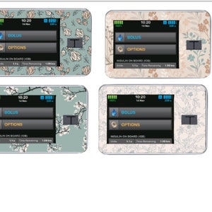 Peut inclure: Quatre autocollants pour pompe à insuline avec des motifs floraux. Chaque autocollant affiche l'heure, la date et les fonctions de l'appareil. Les motifs comprennent des motifs floraux bleu clair, beige et blancs, offrant une option décorative.