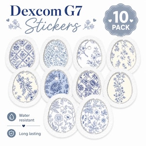Op de afbeelding: Een verpakking van tien Dexcom G7 stickers met diverse blauwe bloemmotieven. De stickers zijn waterbestendig en gaan lang mee. De tekst "Dexcom G7 Stickers" staat bovenaan de afbeelding.