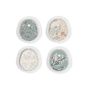 以下が含まれることがあります： 異なる花の模様が施された、楕円形の粘着パッチが4つ。各パッチの中央には小さな穴があります。模様には、白と茶色の花が咲いた青い背景、茶色と緑の花の枝が咲いたベージュの背景、茶色と青の花の枝が咲いた白い背景、黒と白の花の枝が咲いた青い背景があります。