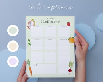 Op de afbeelding: Een groene wekelijkse maaltijdplanner met een lichtgroene achtergrond. De planner heeft secties voor elke dag van de week, een boodschappenlijstje en een notitiesectie. De planner is versierd met aquarel illustraties van fruit en groenten.