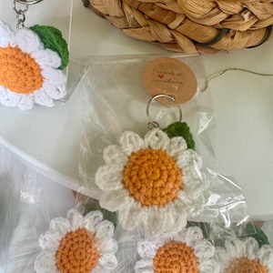 Handmade Crochet Flower Keychain – Daisy & Sunflower Charm