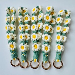 Handmade Daisy & Sunflower Macrame Keychain Lanyard – Floral Wristlet | 17cm x 2cm