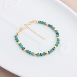 Bracciale con smeraldo grezzo: bracciale con pietre preziose in argento sterling placcato oro