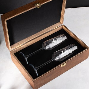 Flûtes à champagne de mariage personnalisées 8 oz Coffret cadeau en bois gravé pour couples, flûtes à griller Mr et Mrs, mariée et marié, cadeau d'anniversaire image 1