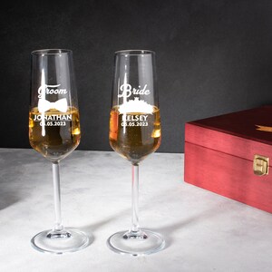 Flûtes à champagne de mariage personnalisées 8 oz Coffret cadeau en bois gravé pour couples, flûtes à griller Mr et Mrs, mariée et marié, cadeau d'anniversaire image 3