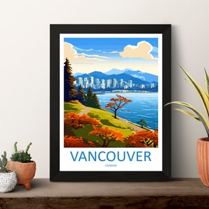Pu&ograve; includere: Un'illustrazione colorata dello skyline di Vancouver con montagne sullo sfondo. L'immagine presenta un'area d'acqua blu, alberi verdi e un sentiero che conduce a un punto panoramico. Il testo "VANCOUVER CANADA" &egrave; visualizzato nella parte inferiore dell'immagine.