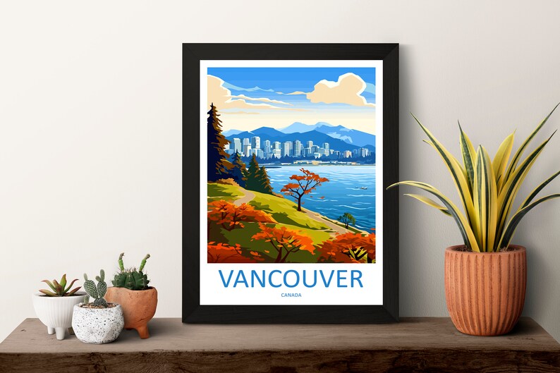 Pu&ograve; includere: Un'illustrazione colorata dello skyline di Vancouver con montagne sullo sfondo. L'immagine presenta un'area d'acqua blu, alberi verdi e un sentiero che conduce a un punto panoramico. Il testo "VANCOUVER CANADA" &egrave; visualizzato nella parte inferiore dell'immagine.