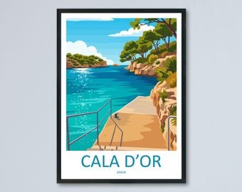 Puede incluir: Una impresión enmarcada de Cala D'Or, España, que presenta una escena costera con agua turquesa, un muelle de hormigón y exuberante vegetación. El cielo es azul brillante con nubes blancas. El texto "CALA D'OR" y "SPAIN" está en la parte inferior.