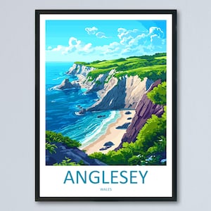Puede incluir: Una ilustración colorida de un paisaje costero con acantilados, una playa de arena y agua azul. El texto "Anglesey, Wales" está en la parte inferior de la imagen.