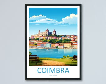 Pode incluir: Uma ilustração colorida da cidade de Coimbra, Portugal. A imagem mostra uma paisagem urbana com edifícios numa colina com vista para um rio. A cidade é cercada por árvores verdes e um céu azul com nuvens brancas. O texto "COIMBRA" e "PORTUGAL" está na parte inferior da imagem.