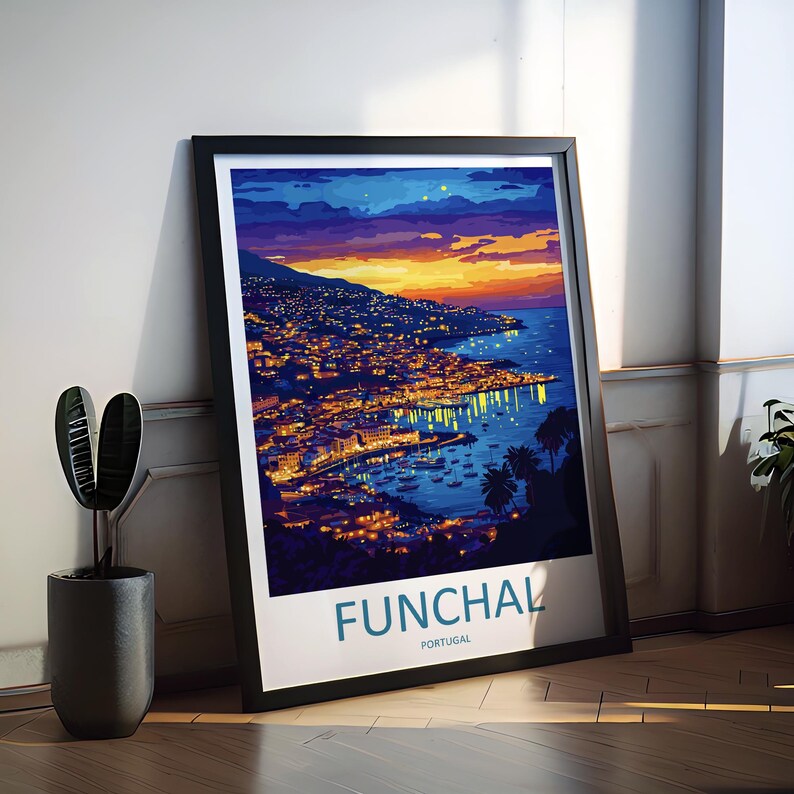 Op de afbeelding: Ingelijste kunstdruk met een levendige illustratie van Funchal, Portugal, in de schemering. Het kunstwerk toont een kuststad met verlichte gebouwen, boten en een kleurrijke zonsonderganghemel. Het woord "FUNCHAL" is in turquoise onderaan gedrukt.