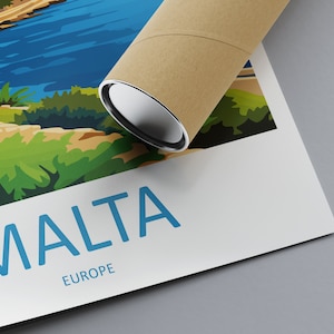 Puede incluir: Un p&oacute;ster con una ilustraci&oacute;n colorida de una escena costera en Malta. El p&oacute;ster est&aacute; enrollado en un tubo de cart&oacute;n marr&oacute;n. El texto "MALTA" y "EUROPA" est&aacute; impreso en azul en el p&oacute;ster.