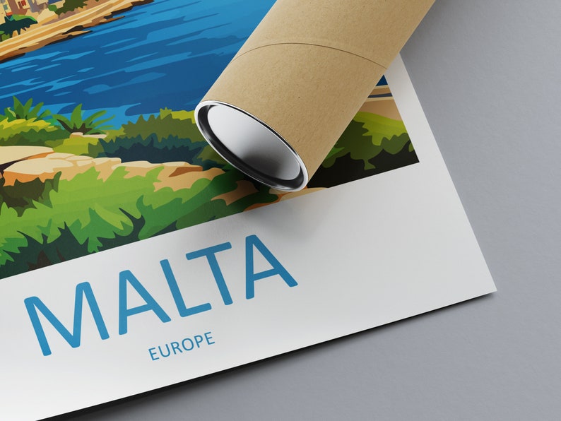 Puede incluir: Un p&oacute;ster con una ilustraci&oacute;n colorida de una escena costera en Malta. El p&oacute;ster est&aacute; enrollado en un tubo de cart&oacute;n marr&oacute;n. El texto "MALTA" y "EUROPA" est&aacute; impreso en azul en el p&oacute;ster.