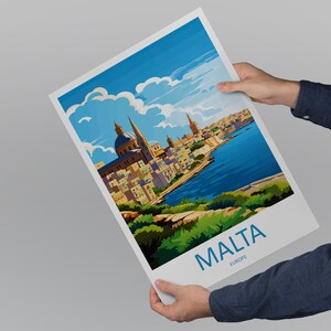 Puede incluir: Una ilustraci&oacute;n colorida de La Valeta, Malta, con un cielo azul y nubes blancas. El texto "MALTA EUROPE" est&aacute; en la parte inferior de la imagen.