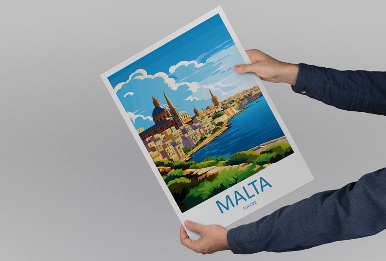Puede incluir: Una ilustraci&oacute;n colorida de La Valeta, Malta, con un cielo azul y nubes blancas. El texto "MALTA EUROPE" est&aacute; en la parte inferior de la imagen.