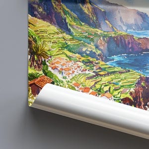 Pode incluir: Pintura em aquarela de uma paisagem costeira com colinas verdes em socalcos, uma vila com telhados de telha vermelha e o oceano azul. A obra retrata um dia ensolarado com cores vibrantes e uma sensa&ccedil;&atilde;o de tranquilidade.