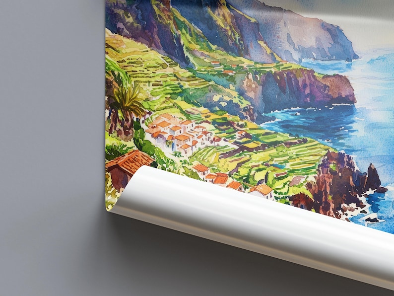 Pode incluir: Pintura em aquarela de uma paisagem costeira com colinas verdes em socalcos, uma vila com telhados de telha vermelha e o oceano azul. A obra retrata um dia ensolarado com cores vibrantes e uma sensa&ccedil;&atilde;o de tranquilidade.