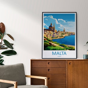 Puede incluir: Un cartel de viaje vintage colorido que presenta una ciudad con un edificio con c&uacute;pula azul y una masa de agua. El cartel tiene el texto "MALTA EUROPA" en la parte inferior.