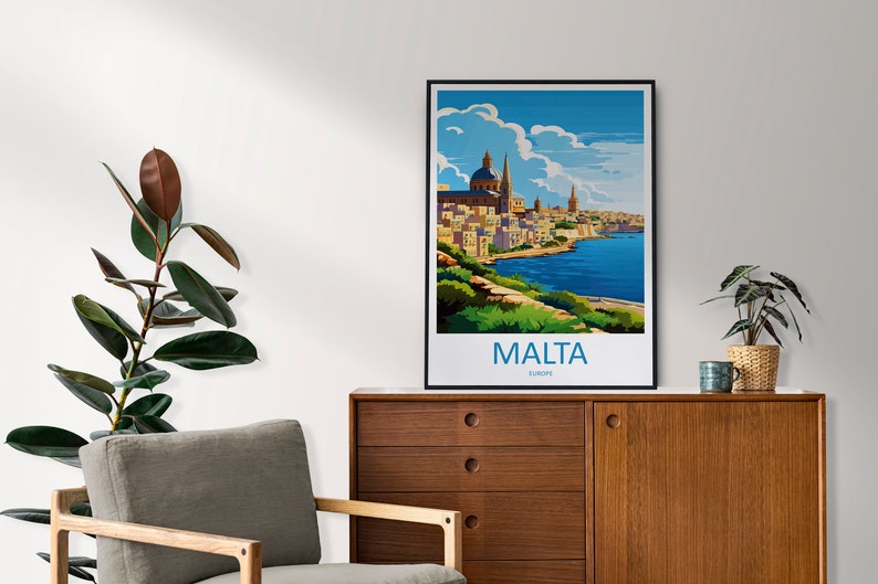 Puede incluir: Un cartel de viaje vintage colorido que presenta una ciudad con un edificio con c&uacute;pula azul y una masa de agua. El cartel tiene el texto "MALTA EUROPA" en la parte inferior.