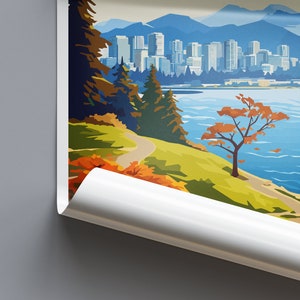 Pu&ograve; includere: Un'illustrazione colorata di una citt&agrave; con una catena montuosa sullo sfondo. La citt&agrave; si trova su un corpo d'acqua con una collina verde erbosa in primo piano. La collina ha un sentiero che conduce a un albero con foglie arancioni.