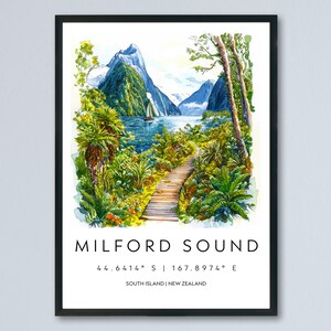 Puede incluir: Una impresión en acuarela enmarcada de Milford Sound, Nueva Zelanda. La obra de arte representa un camino de madera que conduce a un lago con un velero, rodeado de exuberante vegetación verde y montañas. El texto "MILFORD SOUND" y las coordenadas están en la parte inferior.
