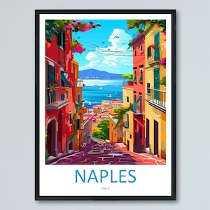 Puede incluir: Una ilustración colorida de una calle estrecha en Nápoles, Italia. La calle está bordeada de edificios de colores brillantes y conduce a una vista de la bahía con barcos y una montaña en la distancia. El texto "NAPLES ITALIA" está en la parte inferior de la imagen.
